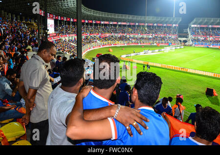 Drei FC Goa Fans nehmen eine Selfie während indische Super League (ISL) Spiel gegen Atlético de Kolkata am 7. Oktober 2015 in Goa. Stockfoto