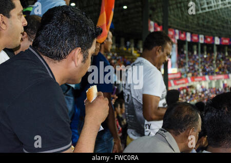 Ein Zuschauer isst Sandwich während der Halbzeit des FC Goa Vs Atlético de Kolkata ISL am 7. Oktober 2015 in Goa übereinstimmen. Stockfoto