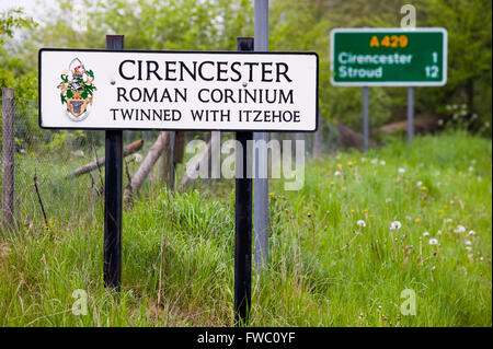 Ein Schild am Rande der Stadt kündigt die Tatsache, dass man soll die Stadt Cirencester in den Cotswolds, Uk geben. Bekannt als die Hauptstadt der Cotswolds Cirencester historisch eine römische Stadt war und befindet sich in Thecentre im Südwesten die Hauptstadt der Region war. Stockfoto