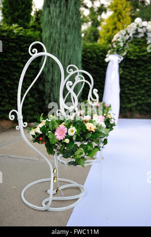 Blumenstrauß auf dekorative Metall stehen Stockfoto