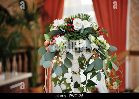 Blumenstrauß auf dekorative Metall stehen Stockfoto