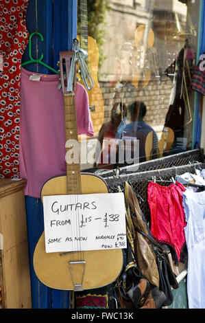 Ein Shop im Somerset Stadt Bath Kulturzentrum für das Vereinigte Königreich, Verkauf aus zweiter hand Bric ein Crac, waren, Kleidung, Gitarren etc.. Stockfoto