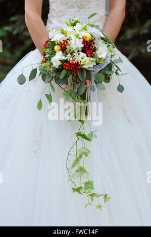 Braut hält Brautstrauß mit weißen Blüten Stockfoto