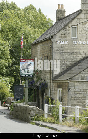 Das Woolpack Pub, Slade, in der Nähe von Stroud, UK, wo der Autor Laurie Lee berühmt für "Apfelwein mit Rosie" unter anderem soll getrunken haben, da er in der Nähe lebte. Stockfoto