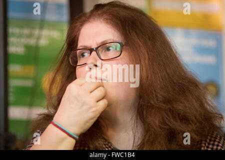 Schriftsteller und Dramatiker Sally Wainwright, bei der Vorstellung des Happy Valley stolz in Hebden Bridge gesehen Stockfoto