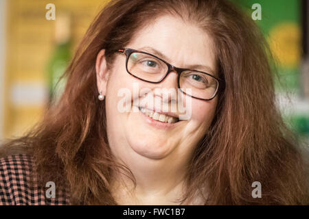 Schriftsteller und Dramatiker Sally Wainwright, bei der Vorstellung des Happy Valley stolz in Hebden Bridge gesehen Stockfoto