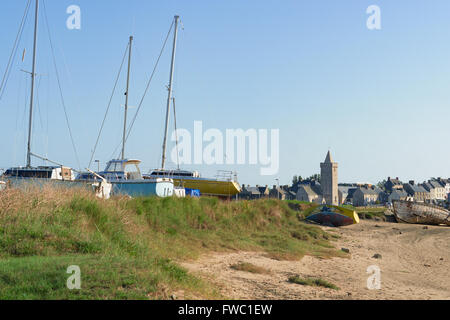 Blick auf Portbail in Frankreich, Normandie in Gezeiten mit Booten Stockfoto