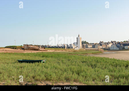 Blick auf Portbail in Frankreich, Normandie in Gezeiten mit Booten Stockfoto