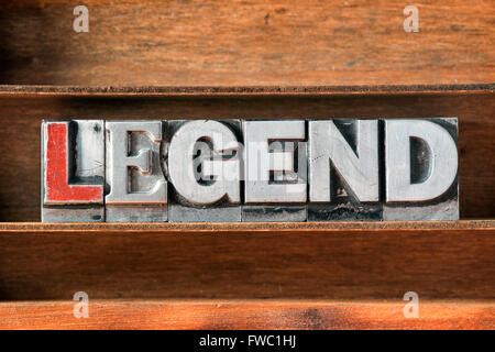 Legende-Wort aus metallischen Buchdruck auf Tablett aus Holz hergestellt Stockfoto
