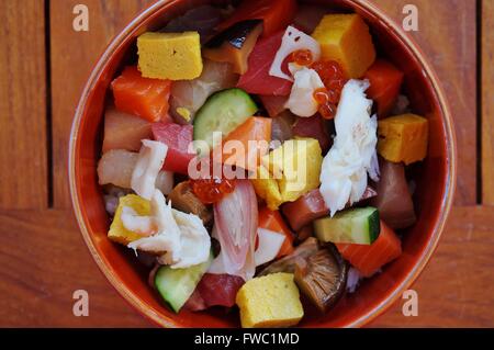 Schüssel mit Chirashi Sushi mit gemischter roher Fisch und Lachsrogen auf Reis Stockfoto