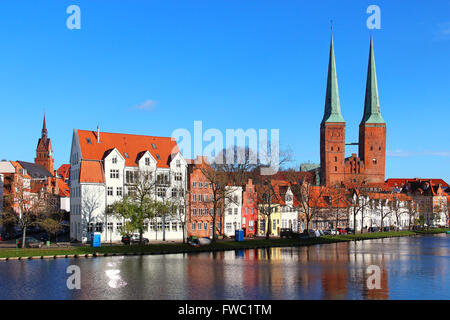 Lübeck Altstadt mit Kathedrale Lübeck (Lübecker Dom) spiegelt sich im Fluss Trave, Deutschland Stockfoto