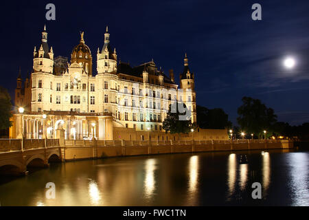 Schweriner Schloss (Schweriner Schloss) in der Nacht, Deutschland Stockfoto