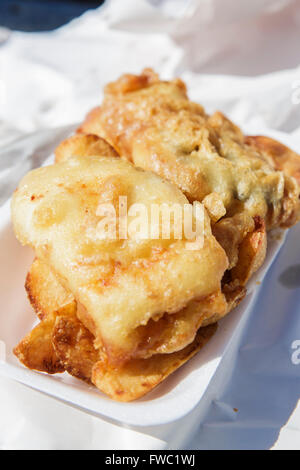 Misshandelten Kabeljau und Chips aus der Ventnor Hafen Fischerei zum mitnehmen auf der Isle Of Wight. Stockfoto