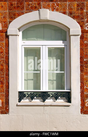 Fenster und der Wand des Hauses mit alten Azulejo-Fliesen in Portugal Stockfoto
