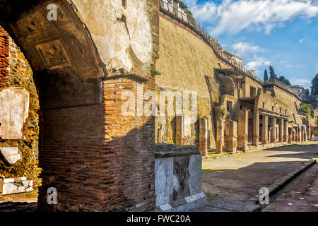 Straße mit Säulen und Bogen Herculaneum Italien Stockfoto