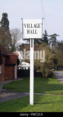 Dorfhalle Zeichen, Newport, Essex, UK Stockfoto