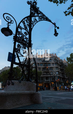 Dekorative Lampe in der Nähe von Casa Mila, Barcelona, Spanien Stockfoto