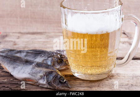 getrockneter Fisch und Bier Becher Closeup Stillleben Stockfoto