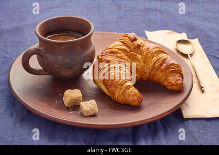 Croissant und eine Tasse Kaffee Stockfoto