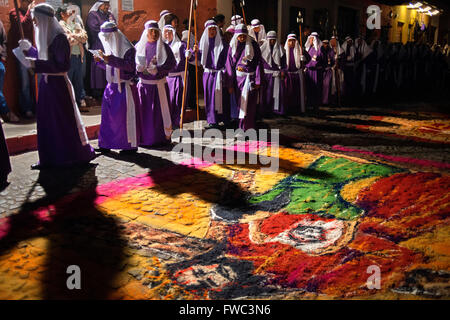 Karwoche (Semana Santa) Teppich aus farbigen Sägemehl (Alfombras) auf Antigua Straße vorbereitet. Jesus Nazareno De La Penitencia Stockfoto