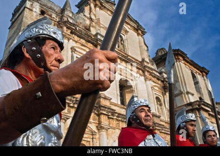 Als römische Legionäre gekleidete Männer führen die Jesus Nazareno del Milagro Prozession während der Karwoche in Antigua Guatemala.  J Stockfoto