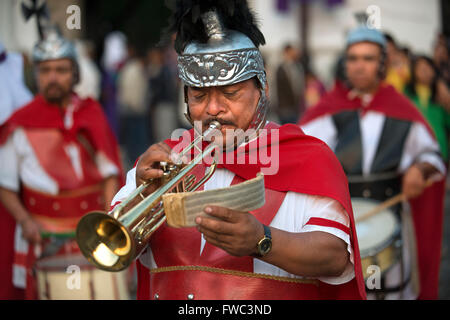 Als römische Legionäre gekleidete Männer führen die Jesus Nazareno del Milagro Prozession während der Karwoche in Antigua Guatemala.  J Stockfoto
