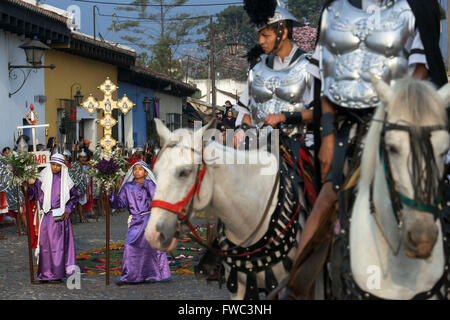 Pferde und Männer gekleidet als römische Legionäre führen die Jesus Nazareno del Milagro Prozession während der Karwoche in Antigua Gu Stockfoto