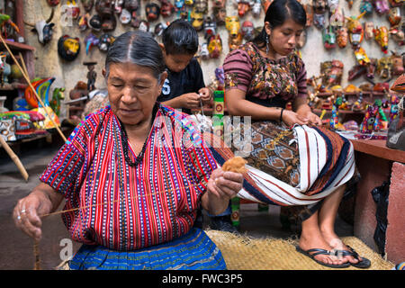 Nim Po't, Souvenir-Shop in Antigua, Guatemala. Maya-Frauen Weben im Laden. Nimpot ist ein Kunsthandwerk-Shop befindet sich in der er Stockfoto