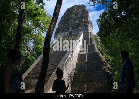 5 Tempel, Maya-Ruinen, Tikal in Guatemala, Mittelamerika. Präkolumbische Maya Site in Tikal, El Petén Nationalpark, Guatemala, eine Stockfoto