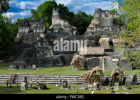 Tikal Ruinen (der UNESCO), Guatemala. Zentralen Akropolis. Präkolumbische Maya Site in Tikal, El Petén Nationalpark, Guatemala, eine Stockfoto