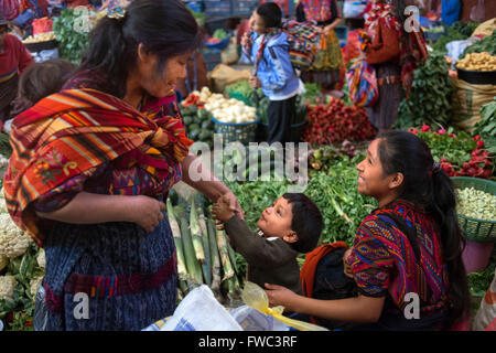 Indoor Gemüse- und Markt, Chichicastenango, Guatemala, Mittelamerika Stockfoto