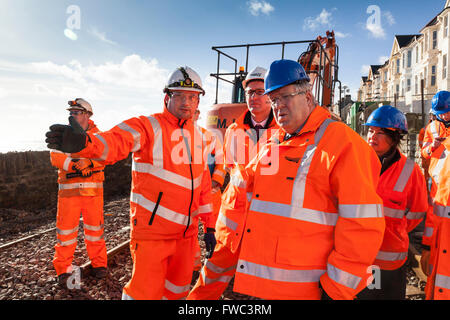 02.07.14 Rt Hon Patrick McLoughlin Sec State Transport mit Network Rail Personal - Dawlish Bahnhof Anzeigen von Sturmschäden Stockfoto