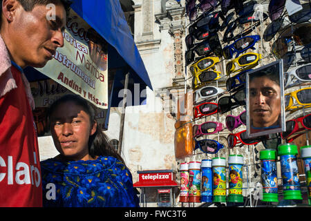 Sonnenbrillen shop Street in Central Park Amerikas, Quetzaltenango Stadt Guatemala. Stockfoto