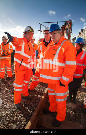 02.07.14 Rt Hon Patrick McLoughlin Sec State Transport mit Network Rail Personal - Dawlish Bahnhof Anzeigen von Sturmschäden Stockfoto