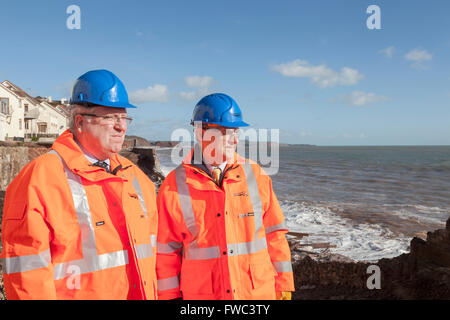 02.07.14 Rt Hon Patrick McLoughlin Sec State Transport mit Network Rail Patrick Hallgate - Dawlish Bahnhof Anzeige s Stockfoto