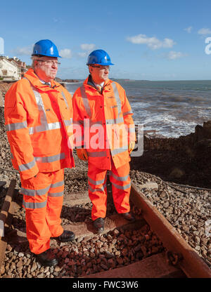 02.07.14 Rt Hon Patrick McLoughlin Sec State Transport mit Network Rail Patrick Hallgate - Dawlish Bahnhof Anzeige s Stockfoto