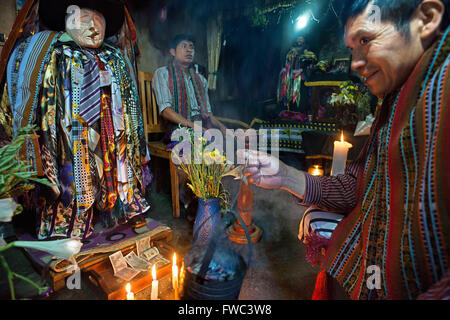 Schrein des El Maximon in Santiago De Atitlan, Guatemala. Maximon Saint/Devil ist einer der stärksten Reste von den Maya Glauben Stockfoto