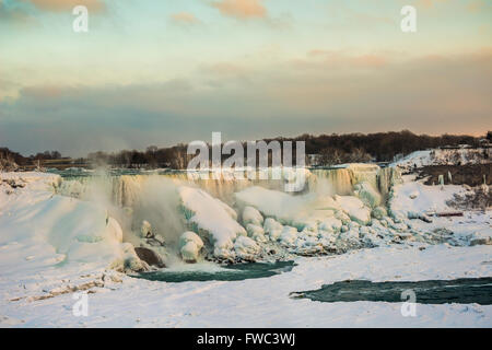 Niagara Falls State Park, NY (angesehen von den American Falls Formen gigantische Eisskulpturen auf den Felsen und Geröll unten, Nebel Stockfoto