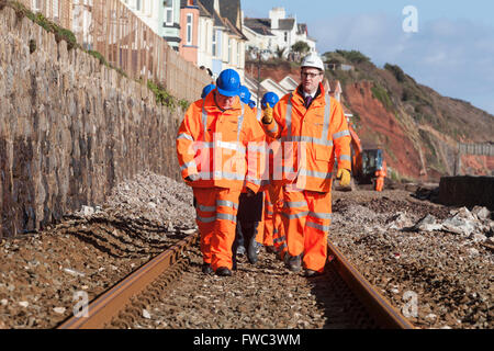 02.07.14 Rt Hon Patrick McLoughlin Sec State Transport mit Network Rail Patrick Hallgate - Dawlish Bahnhof Anzeige s Stockfoto