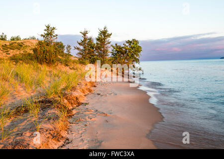 Die Sonne geht über Lake Michigan in Sleeping Bear-Staatsangehöriger Lakeshore, MI Stockfoto