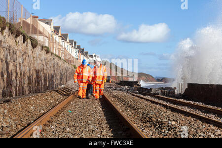 02.07.14 Rt Hon Patrick McLoughlin Sec State Transport mit Network Rail Patrick Hallgate - Dawlish Bahnhof Anzeige s Stockfoto