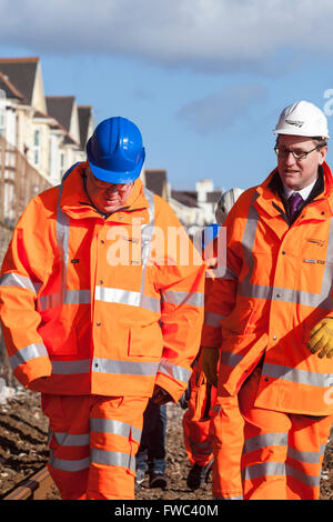 02.07.14 Rt Hon Patrick McLoughlin Sec State Transport mit Network Rail Patrick Hallgate - Dawlish Bahnhof Anzeige s Stockfoto