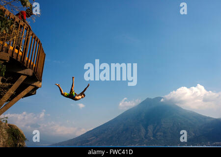 San Marcos La Laguna, Atitlán See springen: Cerro Tzankujil Trampolin und Miradores. Menschen getroffen, Bilder und einen Sprung in der Atitl Stockfoto