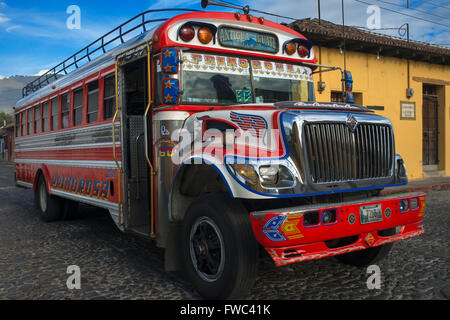 Huhn-Bus, Antigua, Guatemala, Mittelamerika. Antigua und typischen bunten und dekorierten Bus. Stockfoto