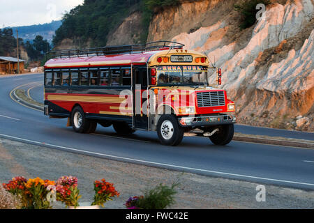 Huhn-Bus, Guatemala, Guatemala, Mittelamerika, Quiche, Chichicastenango. Typisch bunt und dekorierten bus Stockfoto