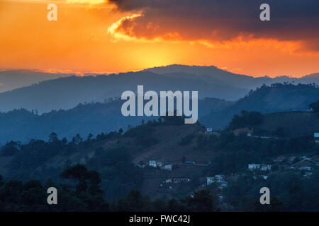 Sonnenuntergang in den Bergen in der Nähe von Chimaltenango, Guatemala. Stockfoto