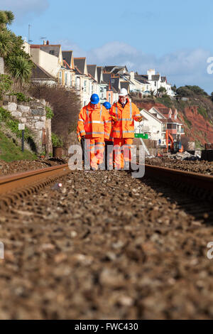 02.07.14 Rt Hon Patrick McLoughlin Sec State Transport mit Network Rail Patrick Hallgate - Dawlish Bahnhof Anzeige s Stockfoto