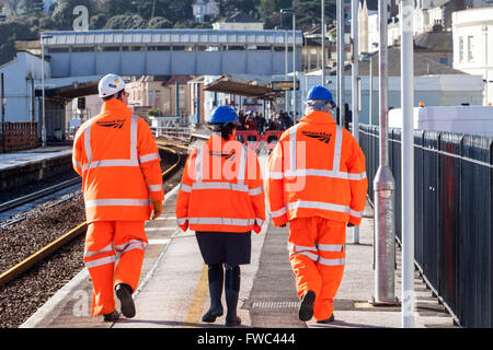 02.07.14 Rt Hon Patrick McLoughlin Sec State Transport mit Network Rail Patrick Hallgate - Dawlish Bahnhof Anzeige s Stockfoto