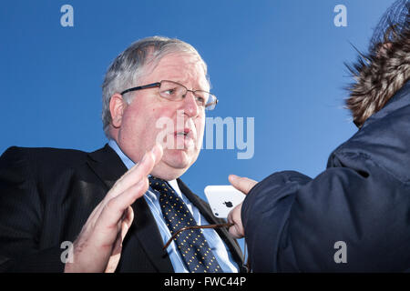 02.07.14 Rt Hon Patrick McLoughlin Sec State Transport TV interviewt - Dawlish Bahnhof Anzeigen von Sturmschäden Stockfoto