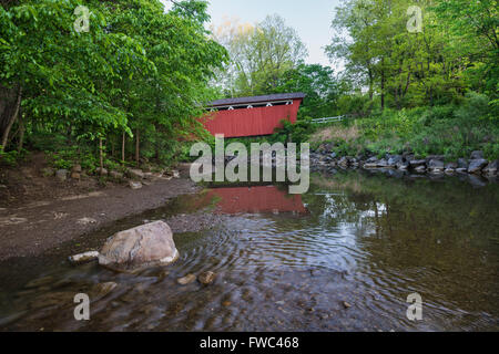 Everett Straße Covered Bridge überspannt Ofen laufen, Cuyahoga Valley National Park, OH. Stockfoto